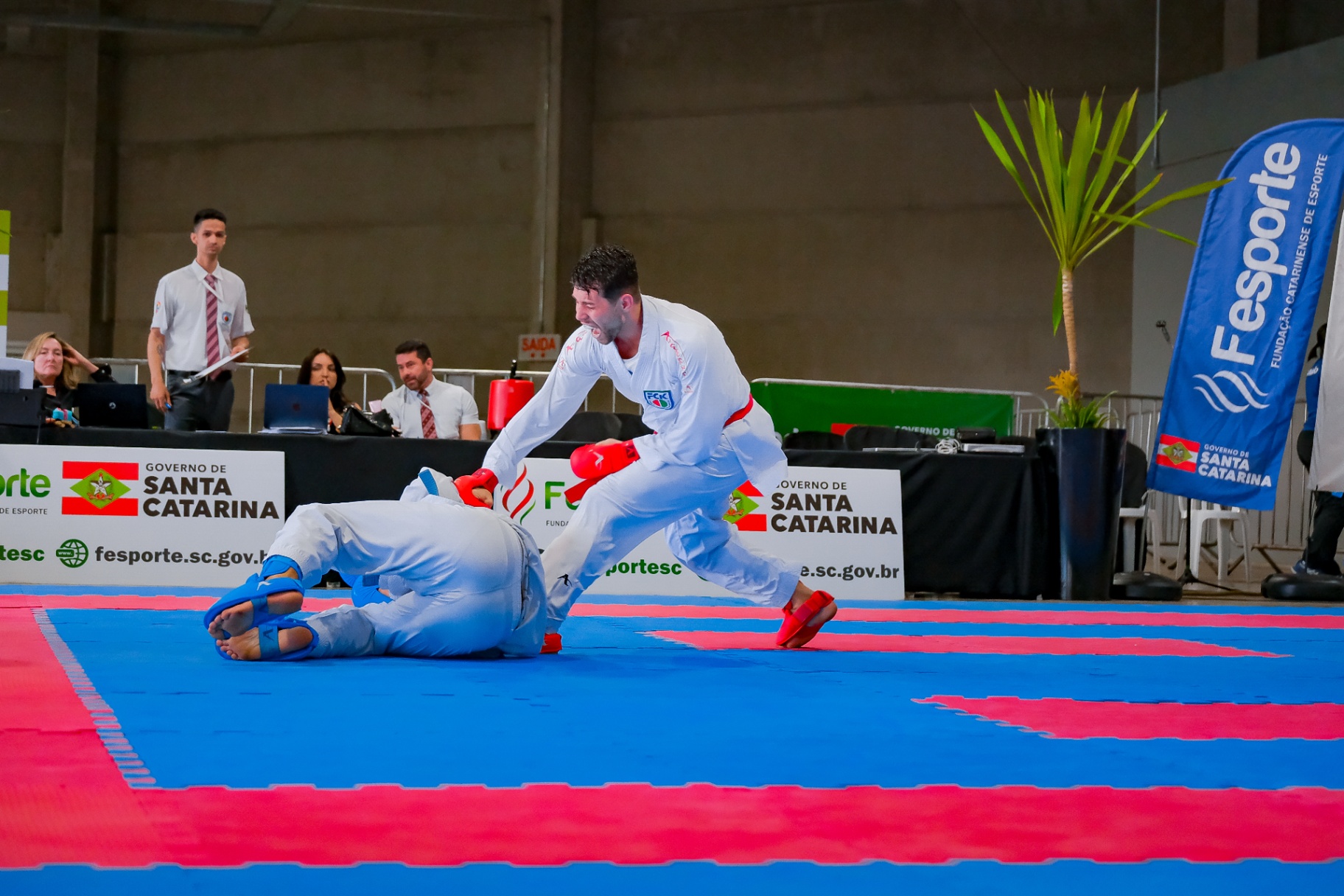 Ataque decisivo em kumite masculino