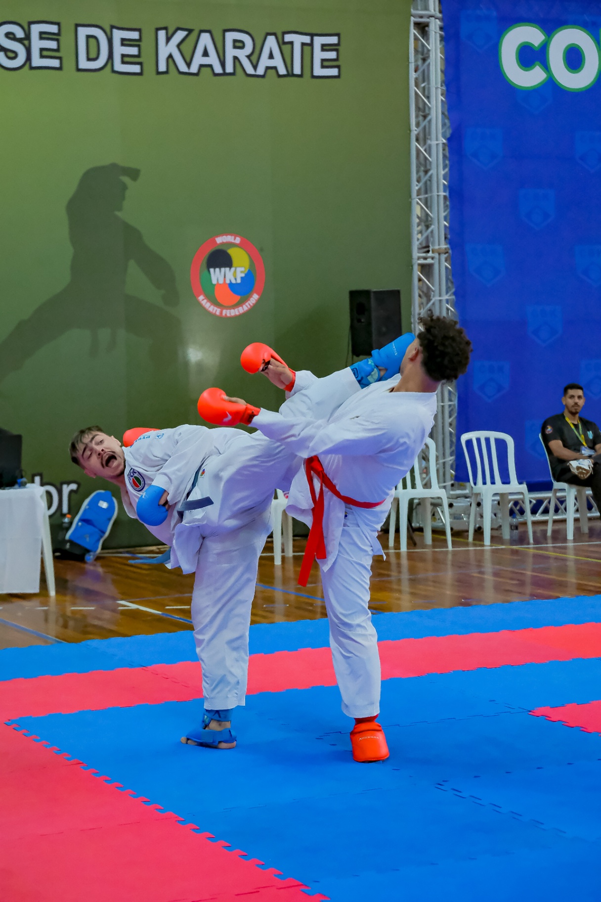 Chute alto em disputa de kumite