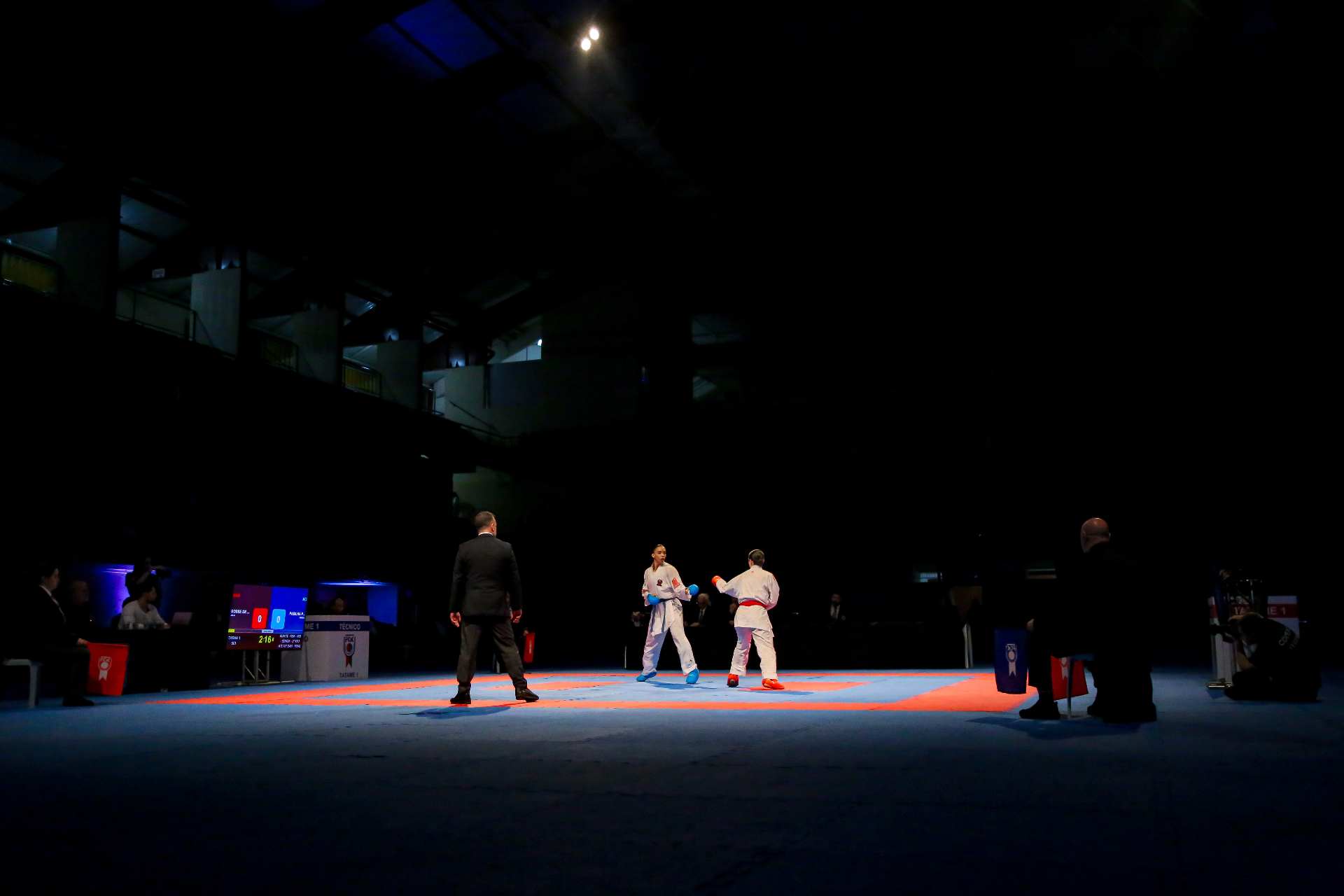 Tatame iluminado em final de campeonato de karatê