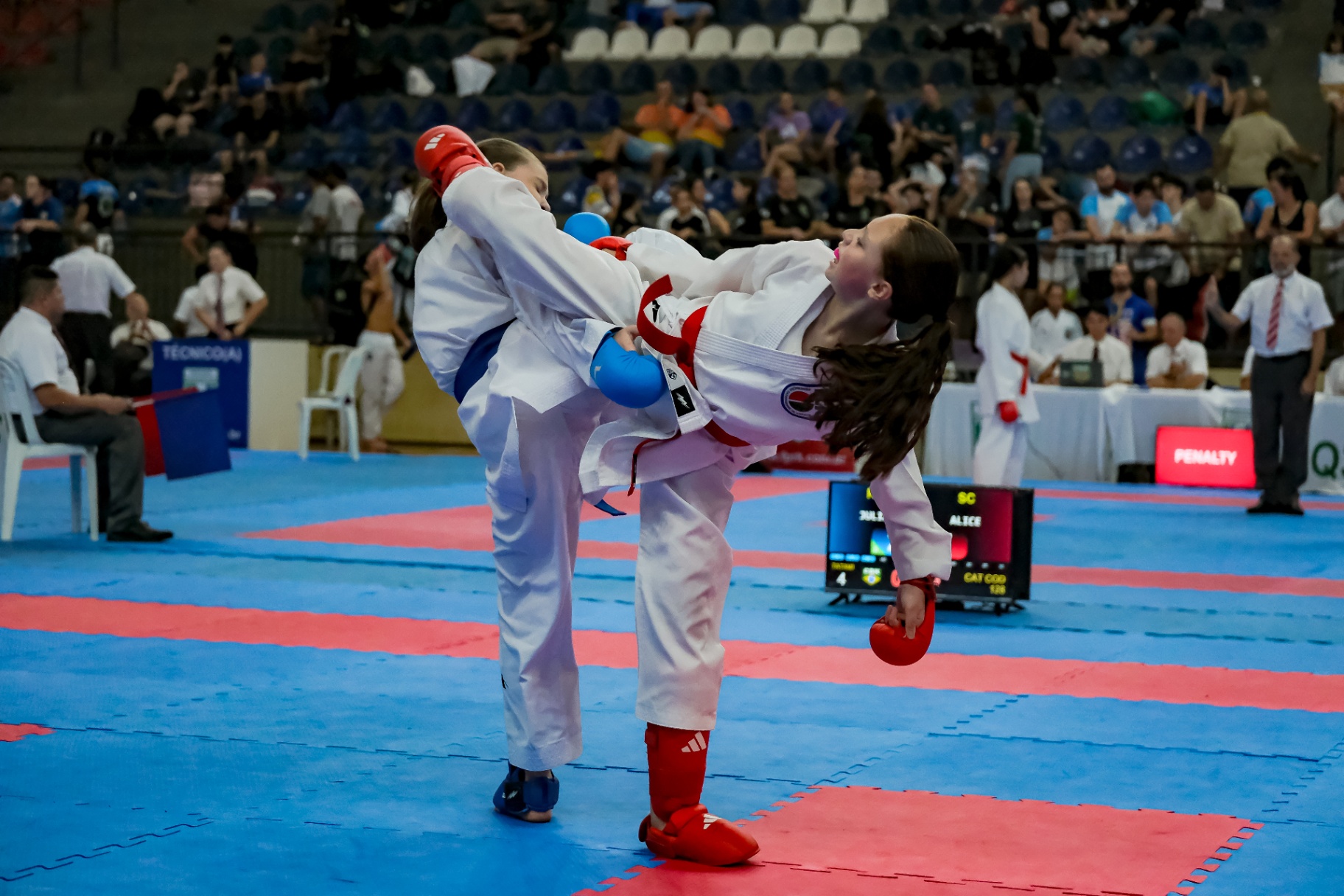 Chute alto em disputa feminina de karatê