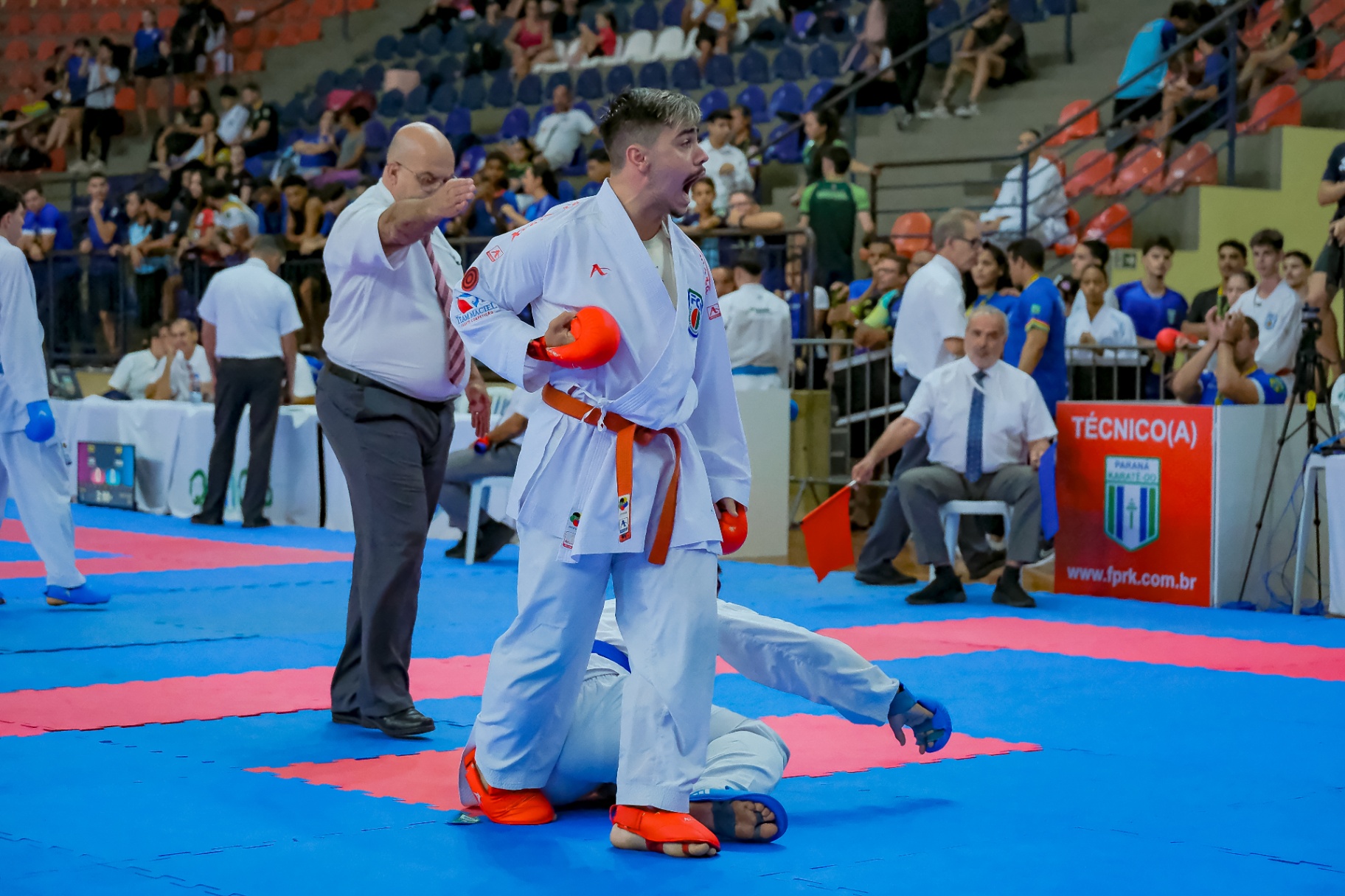 Grito de vitória após projeção em kumite
