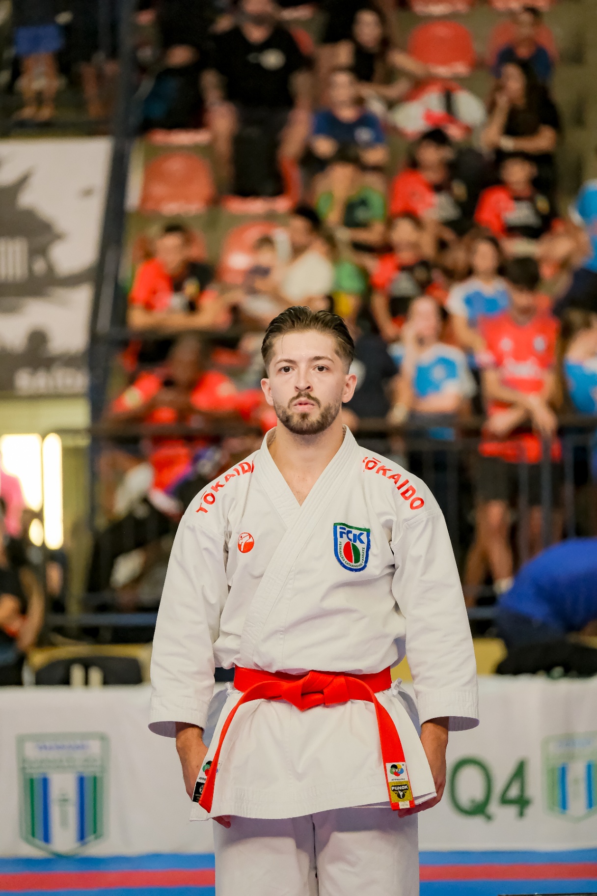 Atleta em pose de saudação antes da luta
