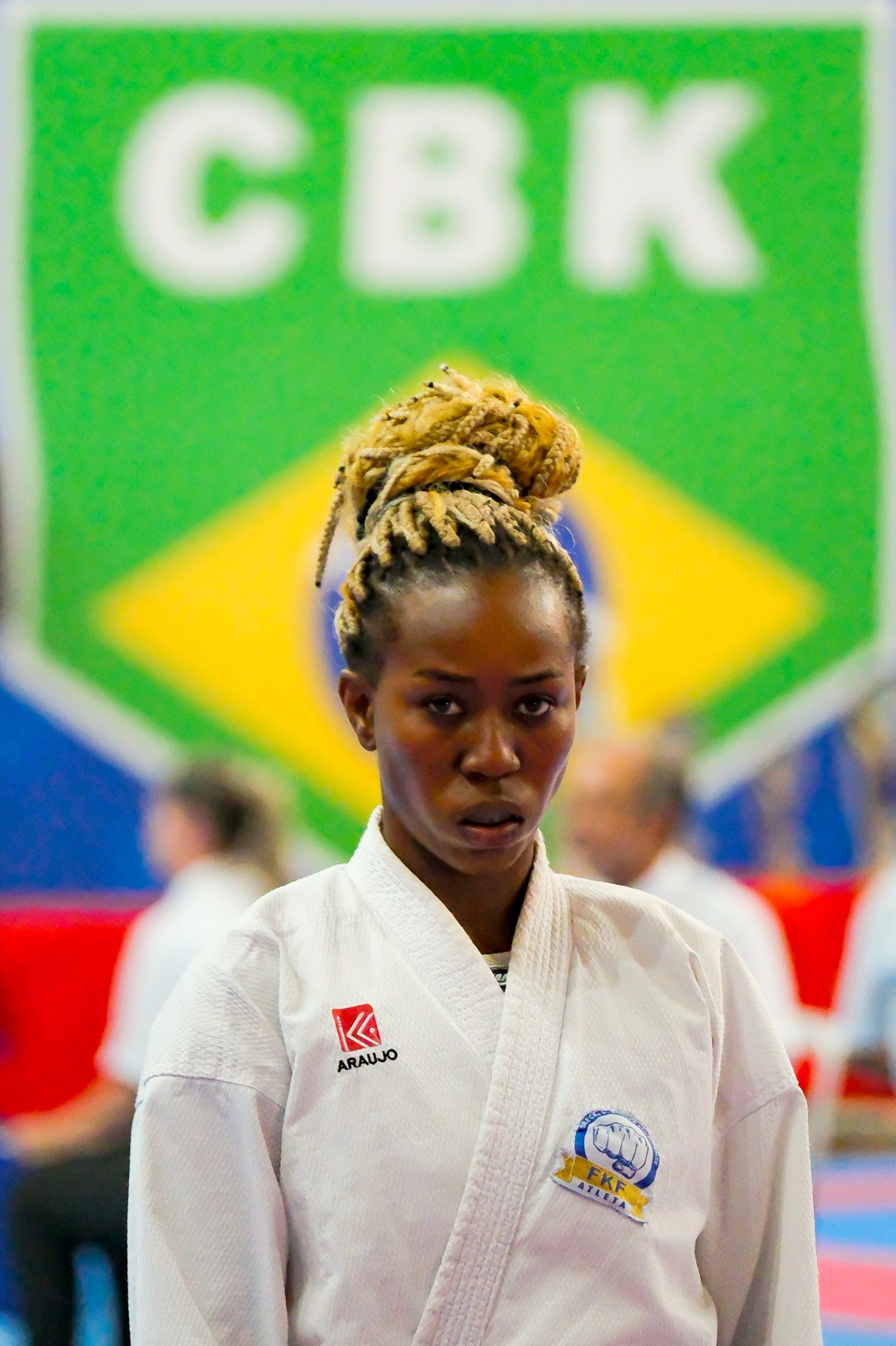 Retrato de atleta com bandeira do CBK ao fundo