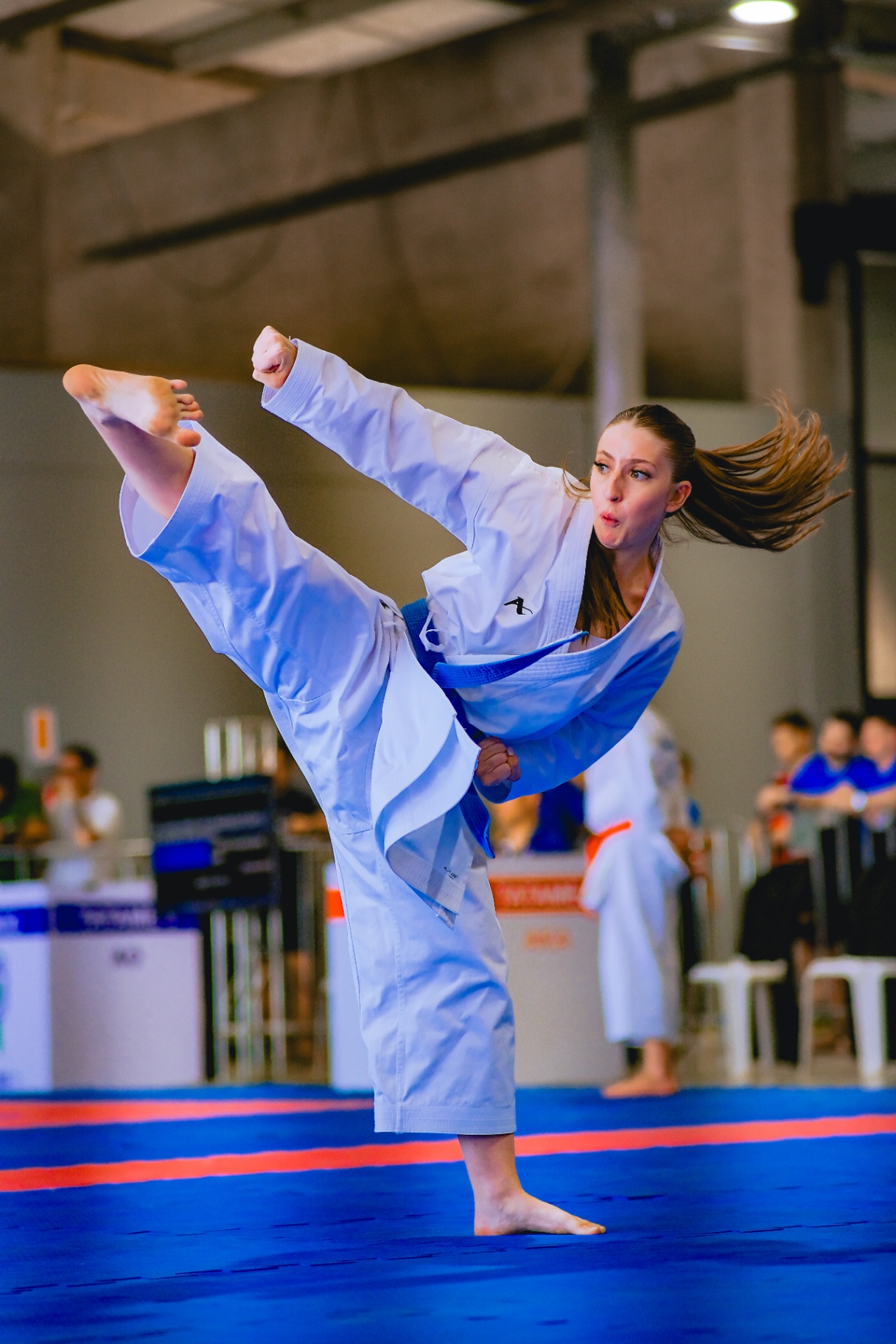 Chute alto em kata feminino, cabelo em movimento